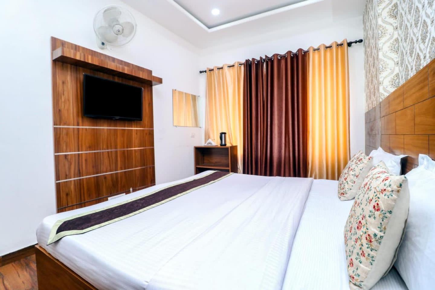 Hotel Fusion Patiāla エクステリア 写真